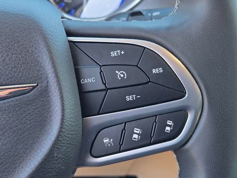 Used 2023 Chrysler Pacifica Touring-L FWD image 20
