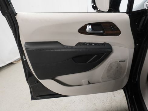 New 2023 Chrysler Pacifica Limited w/ Uconnect Theater Family Group image 30