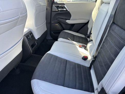 New 2025 Mitsubishi Outlander SE image 29