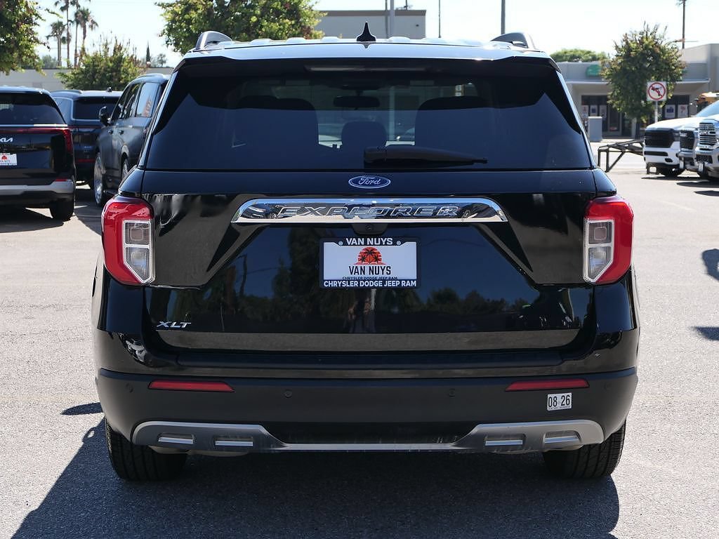 Used 2023 Ford Explorer XLT w/ Equipment Group 202A RWD image 4