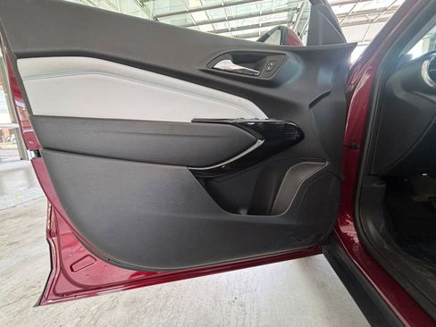 Used 2025 Chevrolet Trax LT FWD image 18