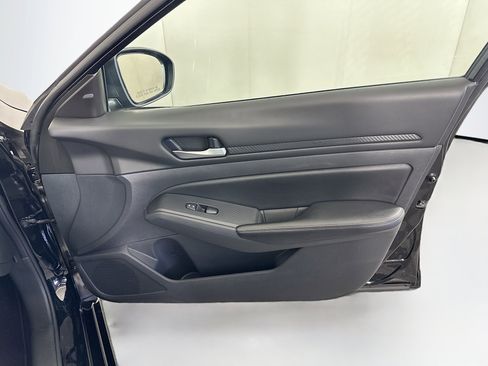 Used 2025 Nissan Altima 2.5 SV FWD image 30