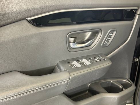 Used 2025 Honda Pilot Touring image 13