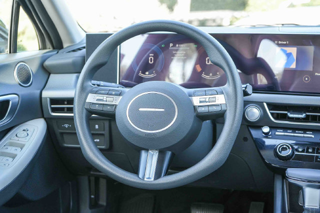 Used 2025 Hyundai Sonata SE FWD image 17