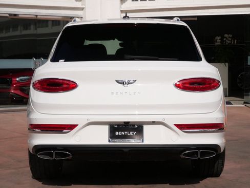 Used 2025 Bentley Bentayga image 9