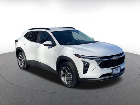 Used 2025 Chevrolet Trax LT image 2