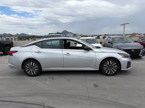 Used 2024 Nissan Altima 2.5 SV FWD image 3