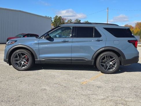 Used 2025 Ford Explorer ST-Line w/ Premium Package image 2
