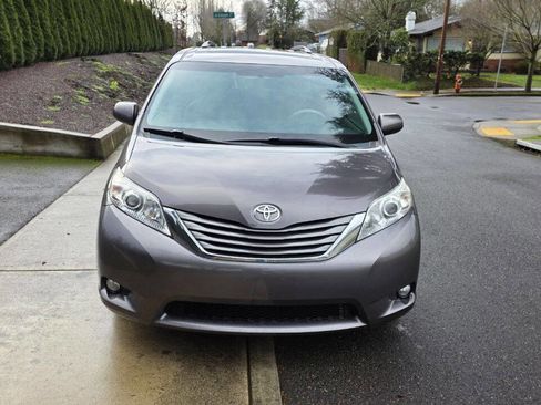 Used 2014 Toyota Sienna XLE image 2