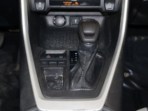 Used 2021 Toyota RAV4 XLE w/ Convenience Package FWD image 29