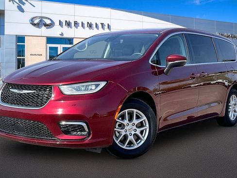 Used 2023 Chrysler Pacifica Touring-L FWD image 1