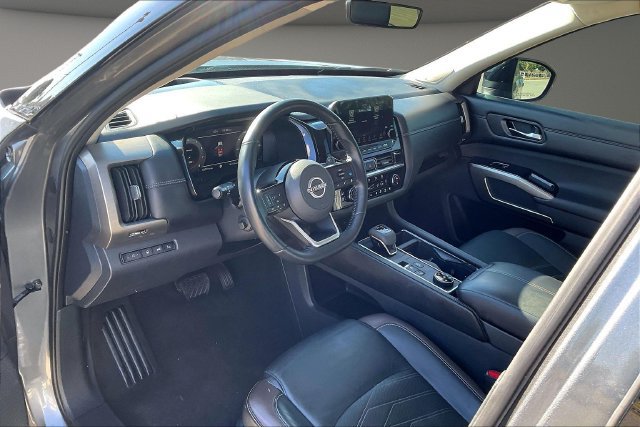 Used 2023 Nissan Pathfinder Platinum AWD/4WD image 12