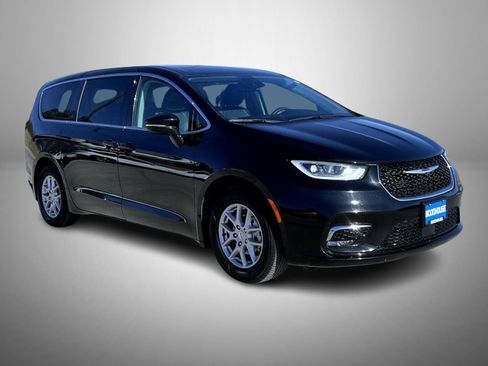 Used 2024 Chrysler Pacifica Touring-L image 3