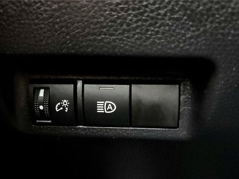 Certified 2025 Toyota RAV4 LE image 31