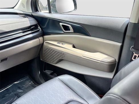 Used 2025 Kia Carnival FWD image 24