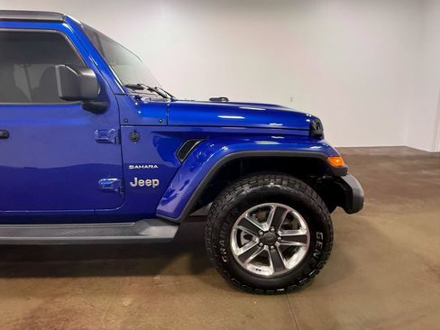 Used 2018 Jeep Wrangler Unlimited Sahara AWD/4WD image 31