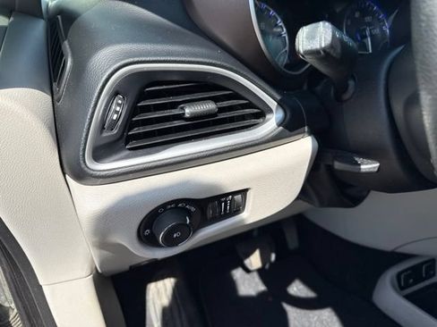 Used 2019 Chrysler Pacifica Touring Plus w/ Tire & Wheel Group FWD image 12
