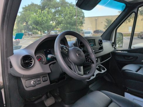 Used 2023 Mercedes-Benz Sprinter 1500 image 6