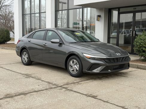 New 2026 Hyundai Elantra SE FWD image 2