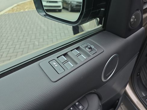 Certified 2025 Land Rover Discovery Dynamic SE image 21