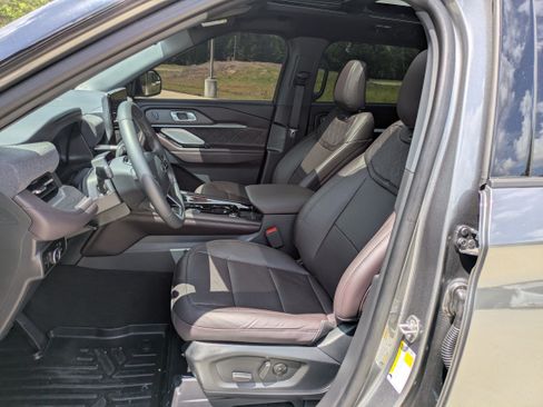 Used 2025 Ford Explorer Platinum w/ Ultimate Package AWD/4WD image 7