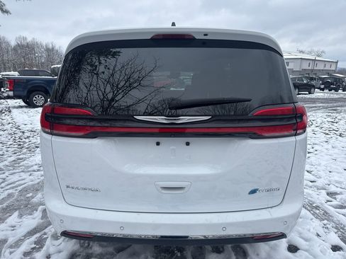 Used 2024 Chrysler Pacifica Select image 8
