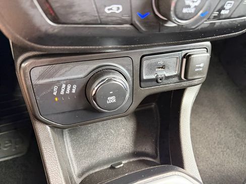 Used 2023 Jeep Renegade Latitude AWD/4WD image 35