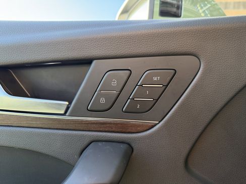 Used 2024 Audi Q5 e Premium w/ Convenience Package image 31