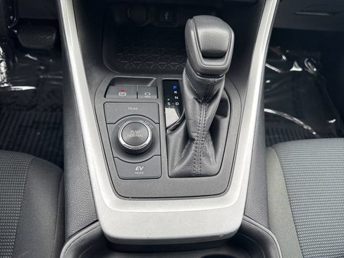 Used 2021 Toyota RAV4 LE AWD/4WD image 21