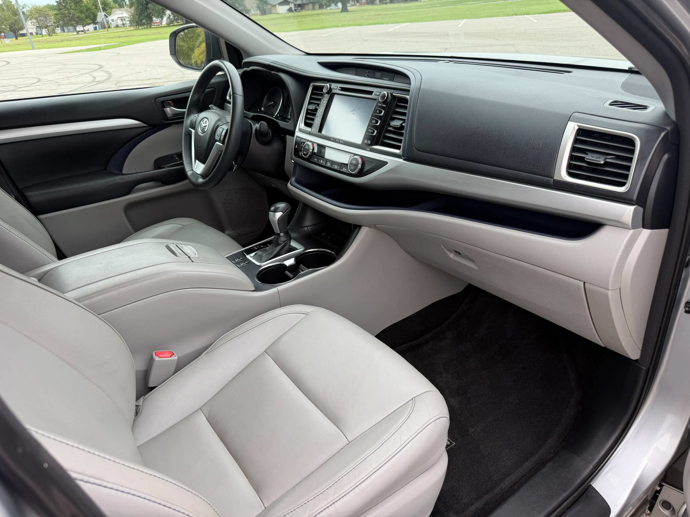 Used 2016 Toyota Highlander XLE FWD image 14
