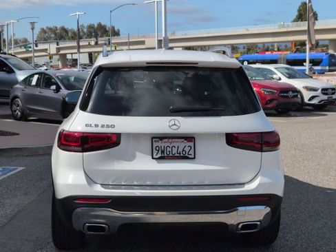Used 2021 Mercedes-Benz GLB 250 w/ Premium Package image 7
