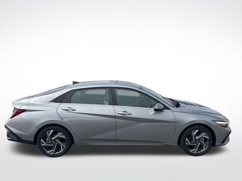 Used 2025 Hyundai Elantra Limited FWD image 4