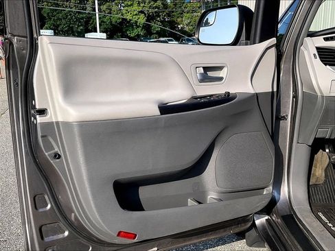 Used 2017 Toyota Sienna LE w/ Outdoor Package FWD image 9