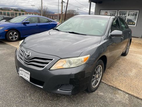Used 2010 Toyota Camry SE image 1
