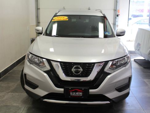 Used 2018 Nissan Rogue SV image 2