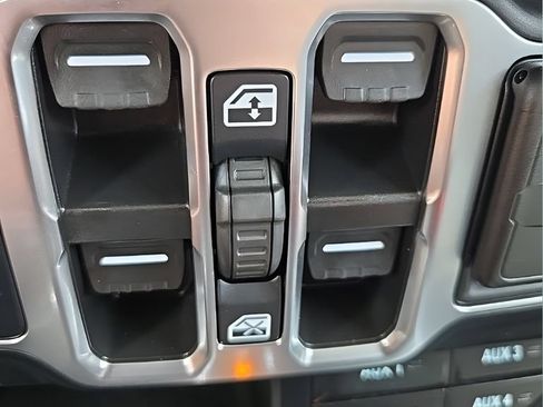 Used 2024 Jeep Wrangler Unlimited Sport AWD/4WD image 12