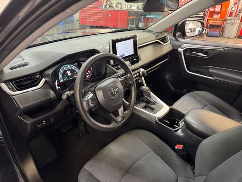 Used 2025 Toyota RAV4 XLE FWD image 31