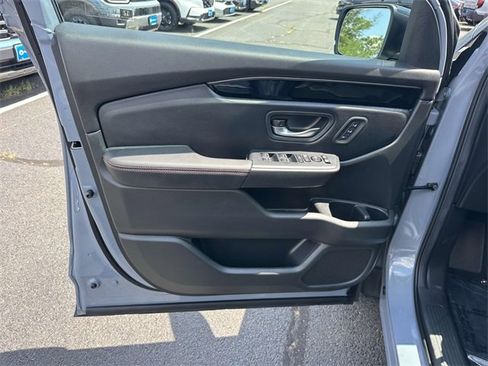 Used 2025 Honda Pilot TrailSport image 12