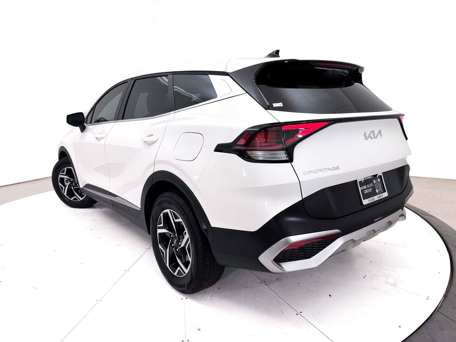 Used 2023 Kia Sportage LX FWD image 2