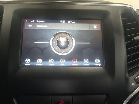 Used 2019 Jeep Cherokee Latitude Plus w/ Cold Weather Group AWD/4WD image 32
