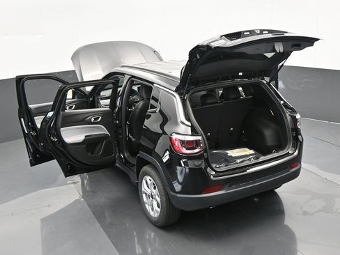 Used 2025 Jeep Compass Latitude image 57