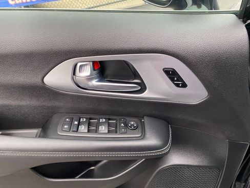 Used 2026 Chrysler Pacifica Limited image 14