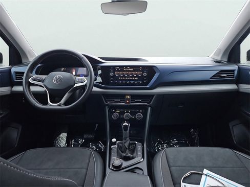 Used 2024 Volkswagen Taos SE image 11