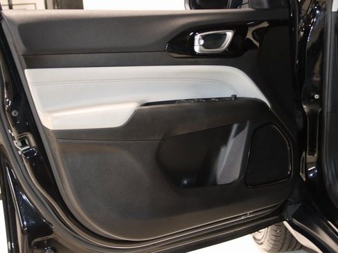 Used 2022 Jeep Compass Limited image 31