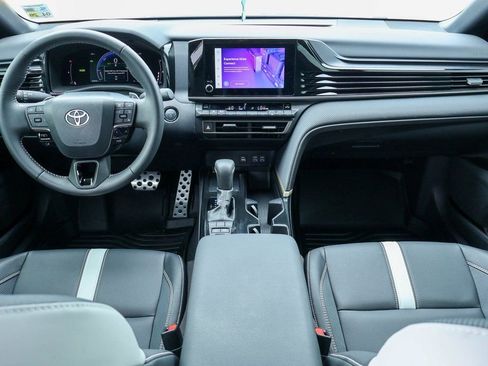 Used 2025 Toyota Camry SE image 6