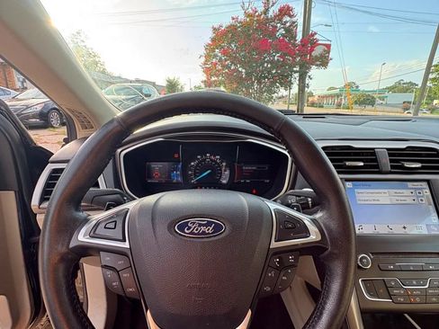 Used 2017 Ford Fusion SE w/ Fusion SE Technology Package FWD image 9