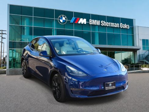 Used 2025 Tesla Model Y Long Range RWD image 3