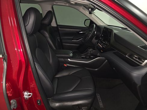 Used 2025 Toyota Highlander XLE image 8