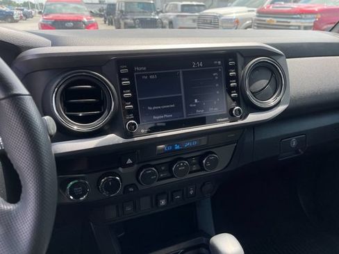 Used 2022 Toyota Tacoma TRD Off-Road AWD/4WD image 19
