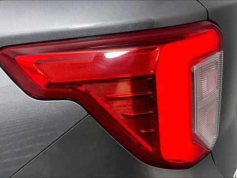 Used 2022 Ford Explorer XLT w/ Equipment Group 202A AWD/4WD image 30